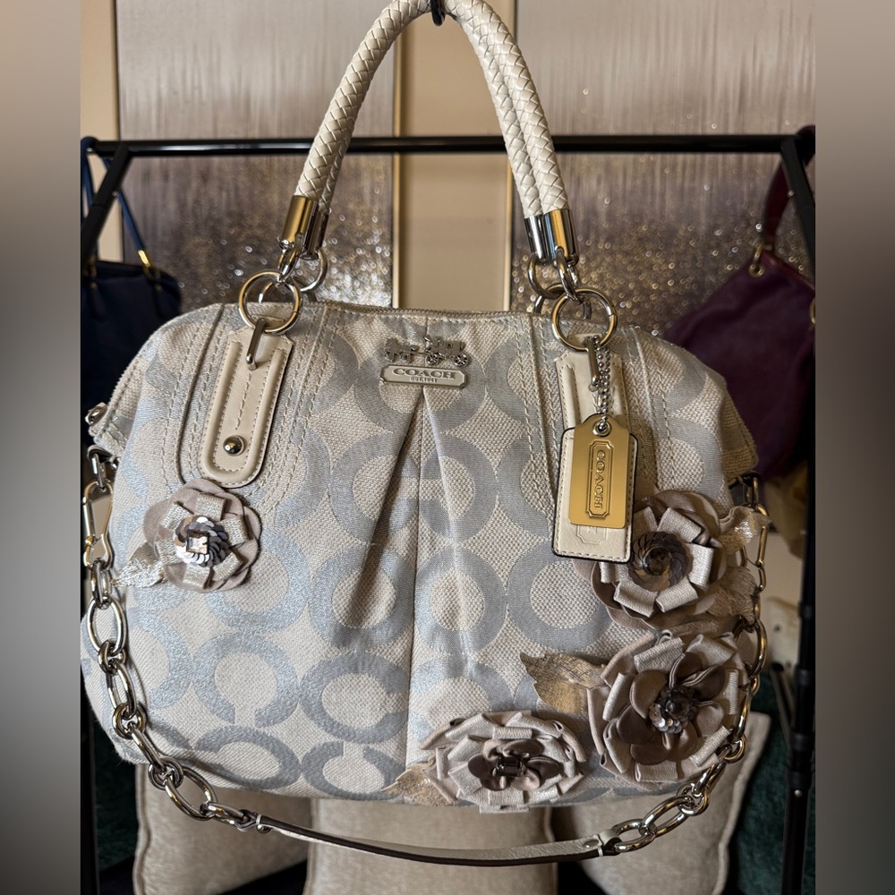 BARELY USED ….. COACH MADISON FLORAL APPLIQUÉ LARGE PURSE, K1082-16384